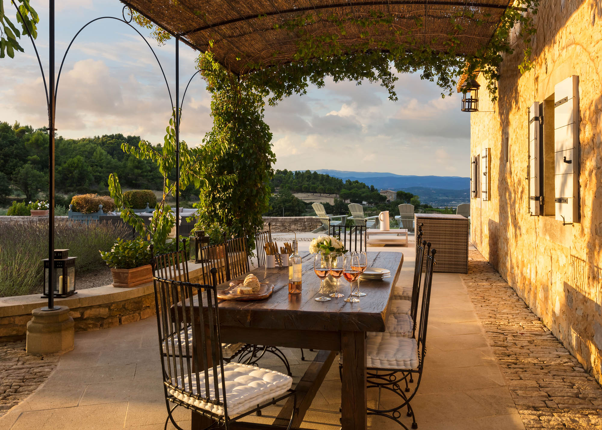 France-Provence-Resort-Chateau_Lavande-Covered_Patio