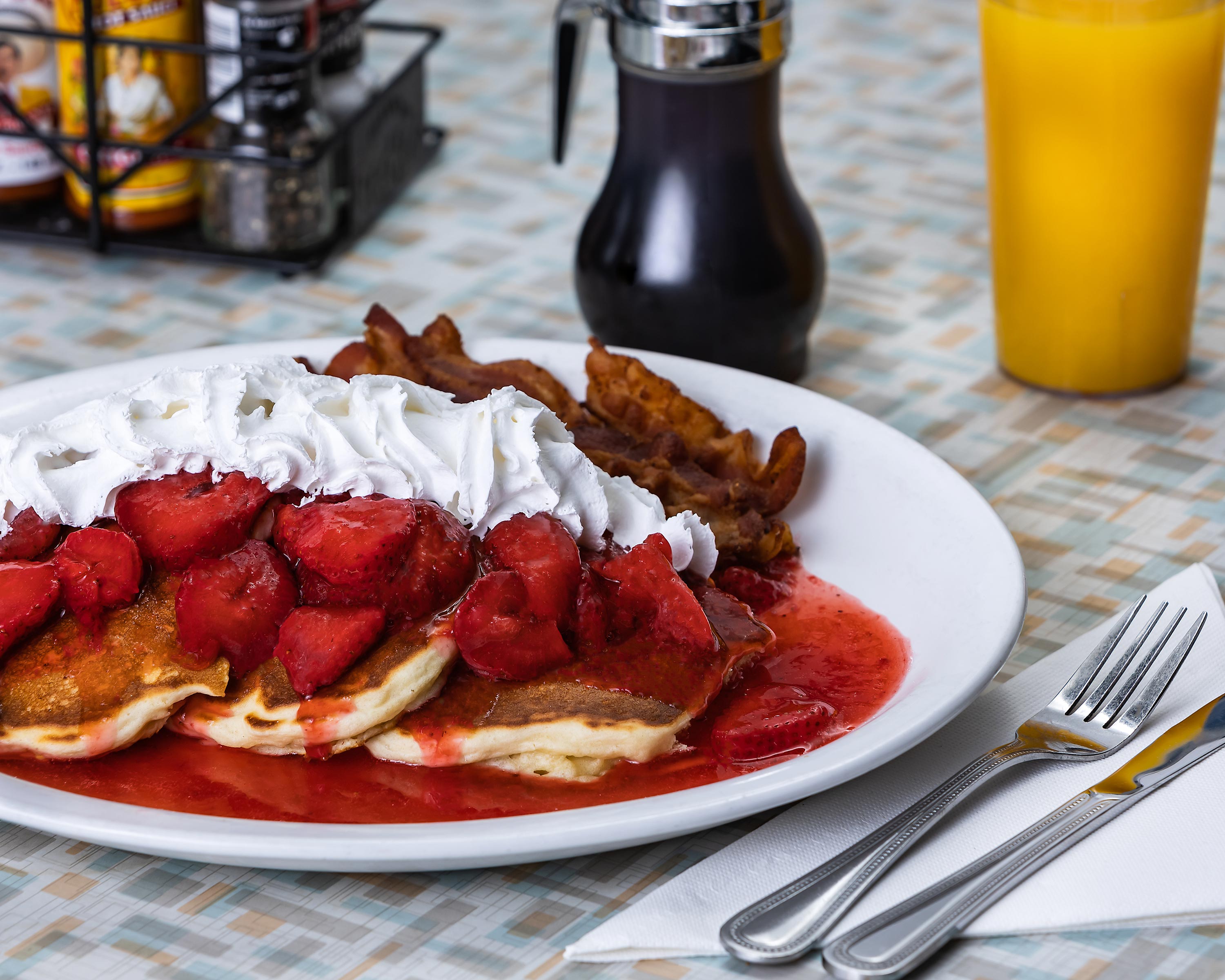 MoonlightDiner-Entrees-StrawberryPancakes-6067